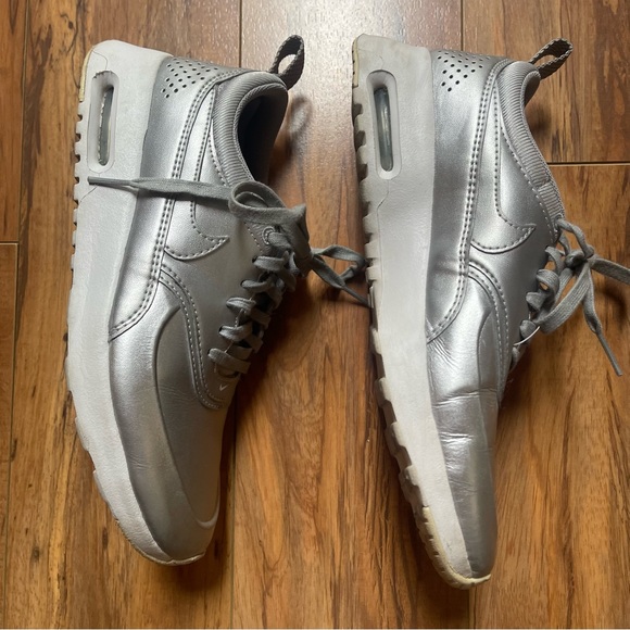 Women's Nike Air Max Thea Metallic Silver Chrome Sneaker Size 7 - Picture 2 of 16